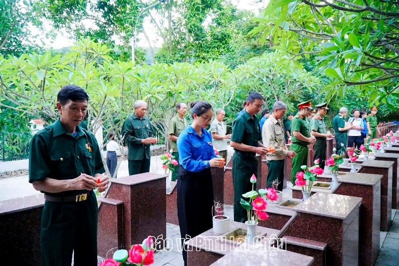 Phó Bí thư Tỉnh ủy Nguyễn Ngọc Vinh dâng hương, thắp nến tri ân tại Nghĩa trang Liệt sĩ Thanh niên xung phong xã Lê Lợi
