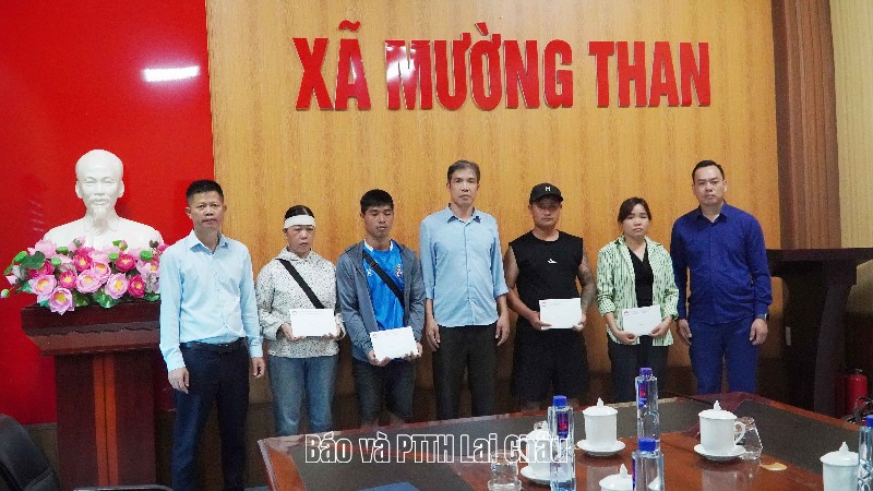Ủy ban MTTQ Việt Nam tỉnh Lai Châu trao kinh phí hỗ trợ cho các gia đình bị ảnh hưởng bởi thiên tai tại xã Mường Than