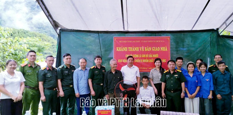 Bàn giao nhà ở cho gia đình người có công tại xã Bum Nưa