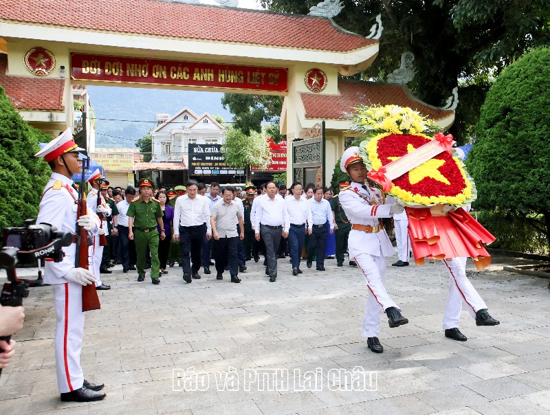 Đoàn đại biểu tỉnh Lai Châu viếng Nghĩa trang Liệt sĩ tỉnh, dâng hoa Tượng đài Bác Hồ với đồng bào các dân tộc