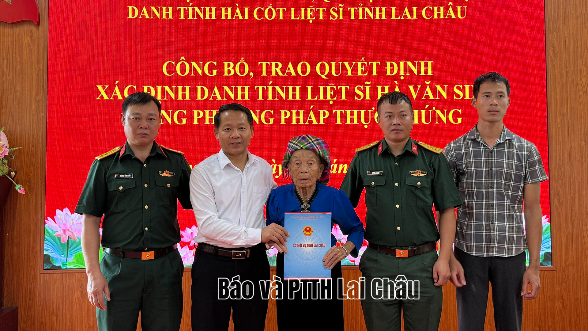 Đồng chí Trần Đức Hiển – Phó Giám đốc Sở Nội vụ trao Quyết định xác định danh tính liệt sĩ Hà Văn Sinh cho bà Hà Thị È – con đẻ liệt sĩ 