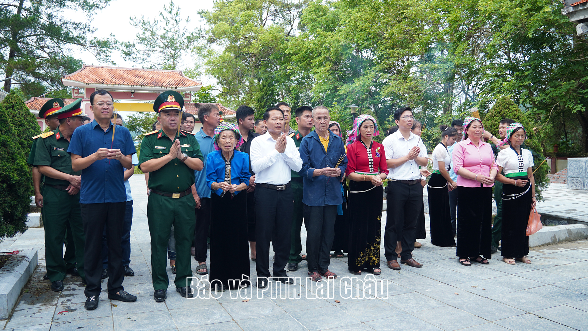 Đoàn công tác và thân nhân gia đình liệt sĩ Hà Văn Sinh dâng hương tại Nghĩa trang Than Uyên 