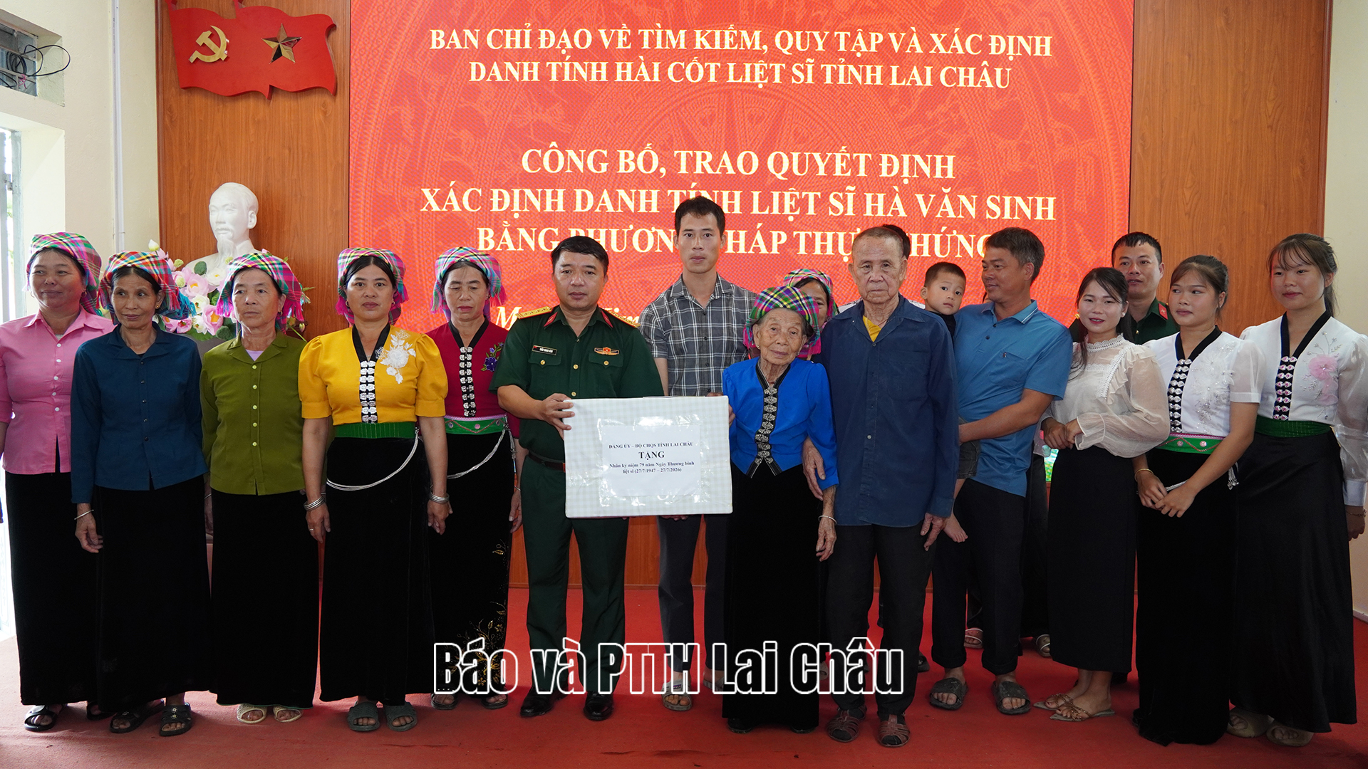 Lãnh đạo Sở Nội vụ và Bộ Chỉ huy Quân sự tỉnh trao những phần quà ý nghĩa, động viên thân nhân gia đình liệt sĩ