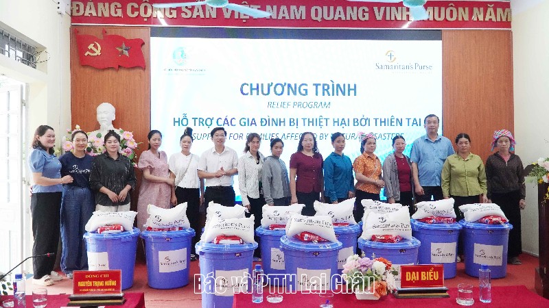 Trao quà hỗ trợ các gia đình bị thiệt hại do thiên tai trên địa bàn 2 xã: Mường Than, Mường Kim