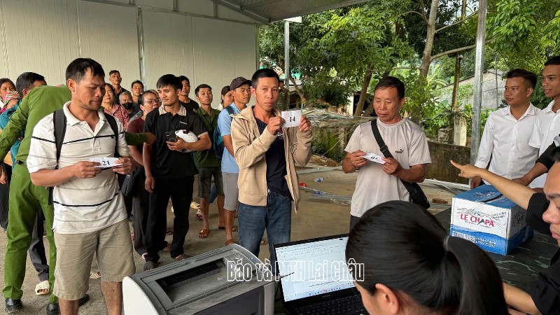 UBND xã Mường Than tổ chức bốc thăm chia lô đất tái định cư cho 24 hộ dân thuộc Dự án sắp xếp dân cư vùng thiên tai