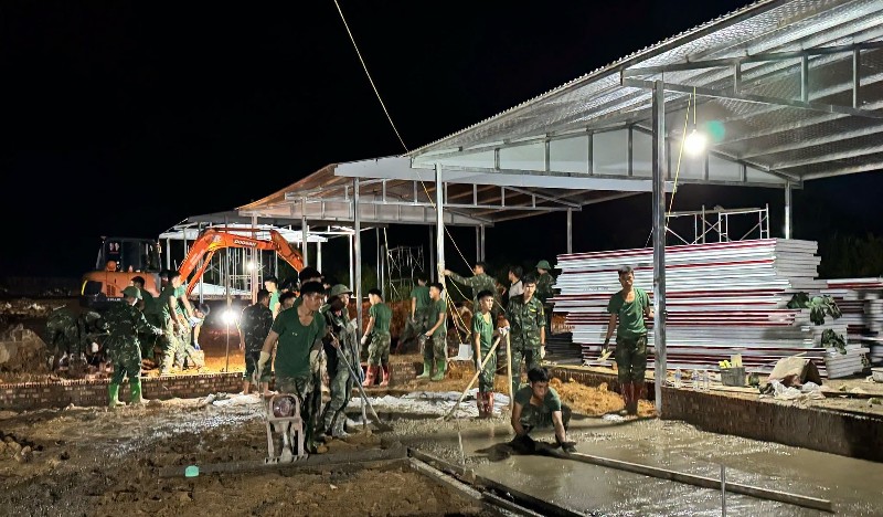 Xuyên đêm dựng nhà cho người dân vùng lũ Mường Than