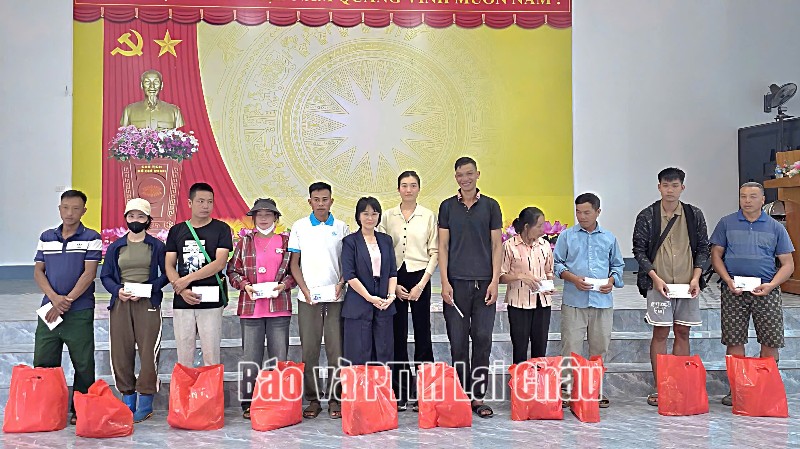 Á hậu Lệ Hằng trao quà hỗ trợ người dân vùng lũ xã Mường Than