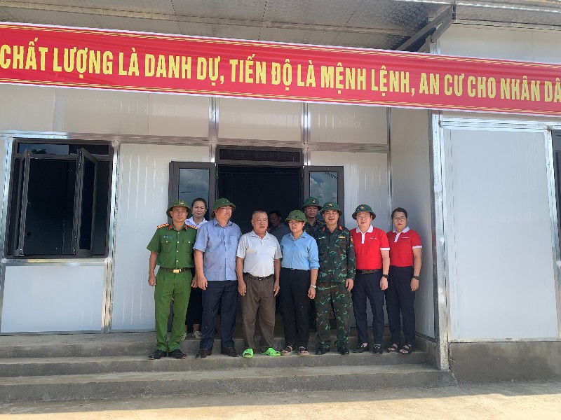 Bàn giao 7 ngôi nhà cho hộ dân vùng lũ Mường Than
