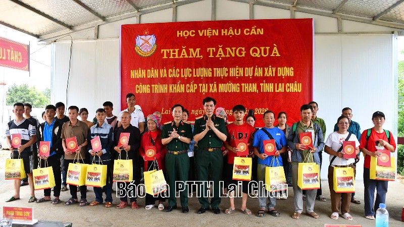 Đoàn công tác Học viện Hậu cần thăm, tặng quà tại xã Mường Than