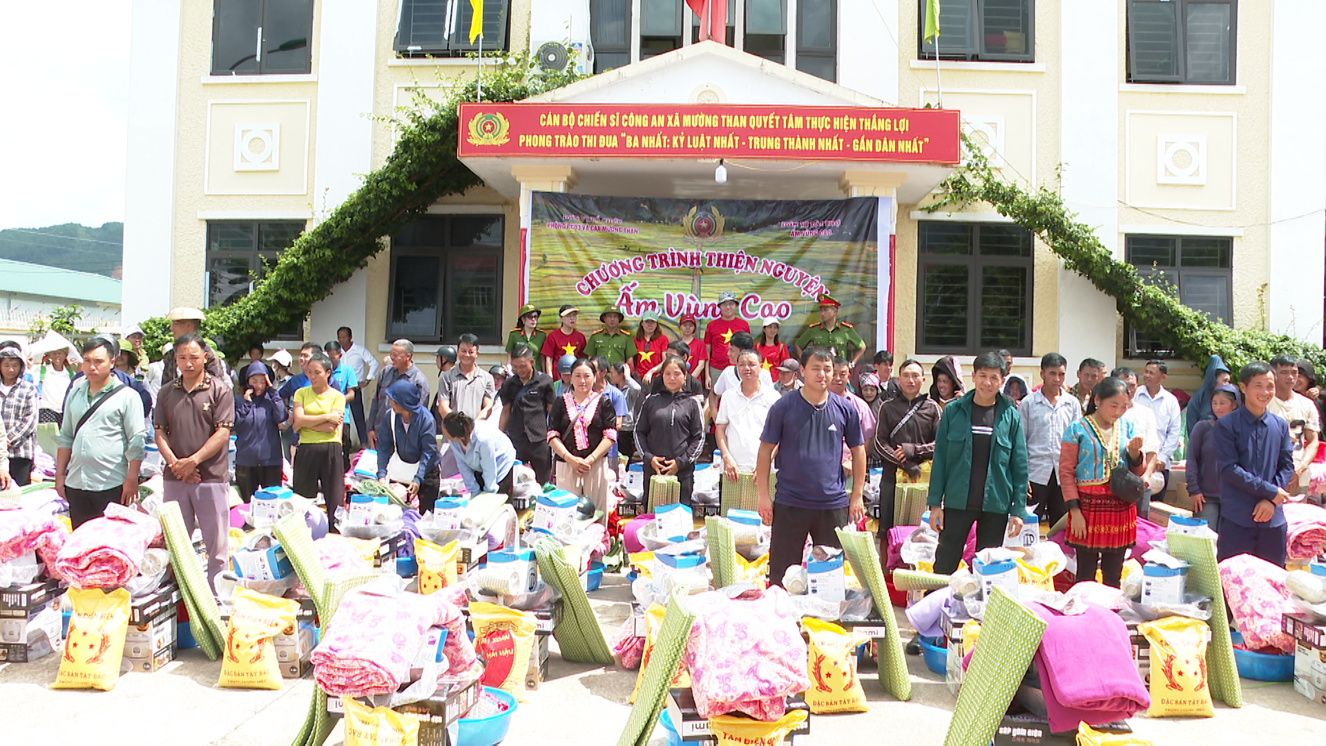 Hơn 300 triệu đồng hỗ trợ người dân vùng lũ và lực lượng làm nhiệm vụ