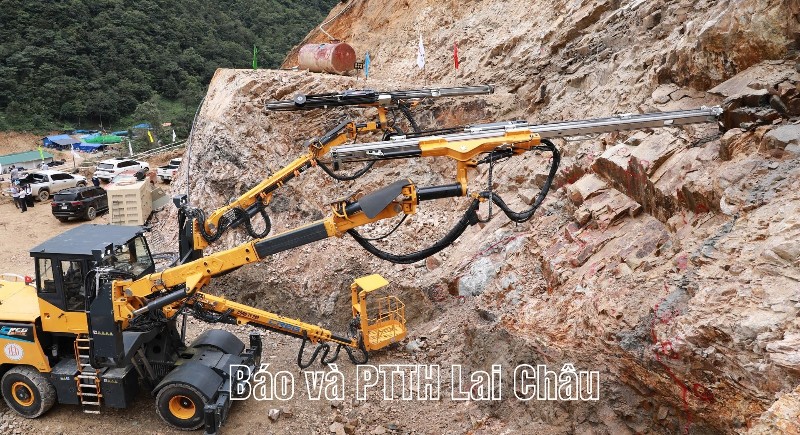 Khai hầm đường bộ qua đèo Hoàng Liên