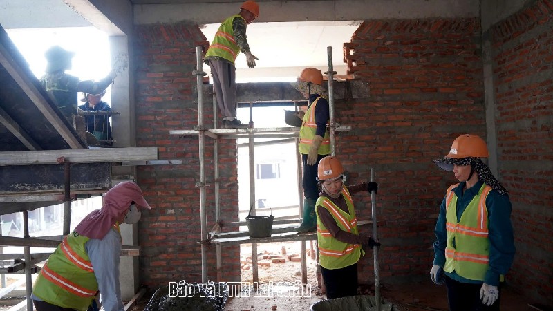 “Chạy đua” với thời gian để đón năm học mới
