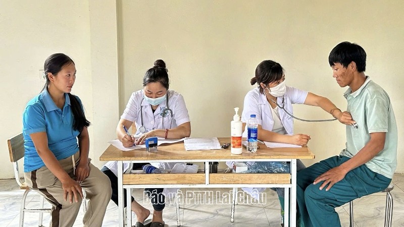 Chung tay chăm sóc, bảo vệ sức khỏe nhân dân