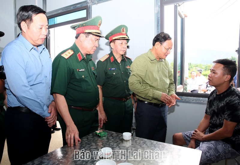 Lễ bàn giao nhà ở tái định cư cho 24 hộ dân bị mất nhà do lũ quét tại xã Mường Than