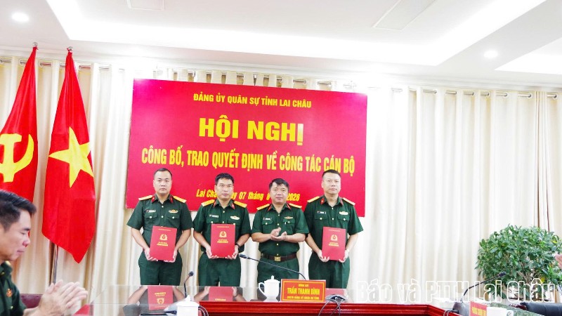 Bộ Chỉ huy Quân sự tỉnh Lai Châu trao quyết định điều động, bổ nhiệm cán bộ