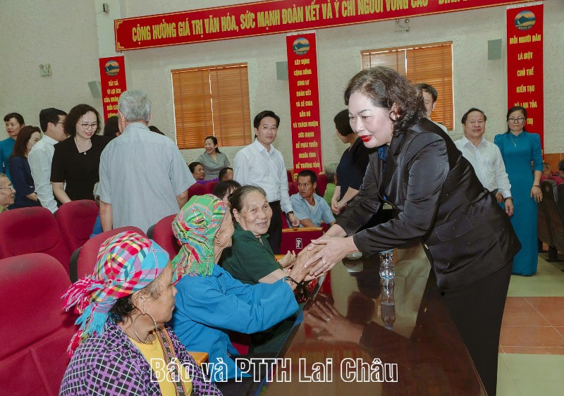Phó Chủ tịch Quốc hội Nguyễn Thị Hồng thăm, tặng quà nạn nhân chất độc da cam và hộ nghèo tại xã Bình Lư