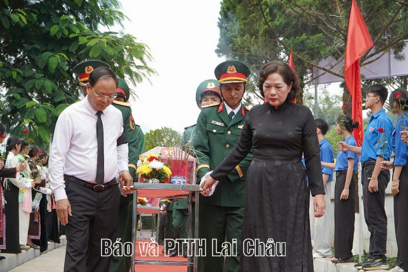 Đồng chí Nguyễn Thị Hồng - Phó Chủ tịch Quốc hội dự Lễ truy điệu và an táng hài cốt 47 liệt sĩ Trung đoàn 148 tại Lai Châu