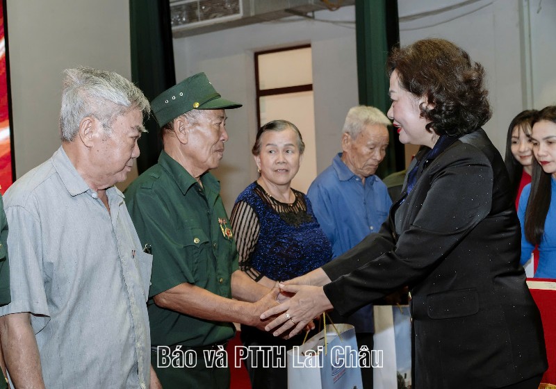 Phó Chủ tịch Quốc hội Nguyễn Thị Hồng thăm, tặng quà nạn nhân chất độc da cam và hộ nghèo tại xã Bình Lư