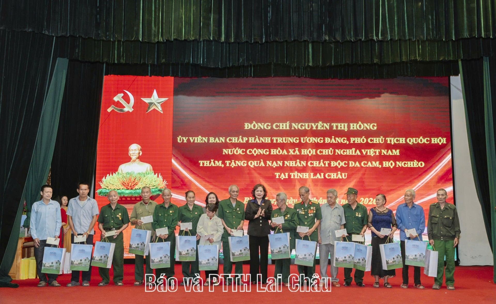 Phó Chủ tịch Quốc hội Nguyễn Thị Hồng thăm, tặng quà nạn nhân chất độc da cam và hộ nghèo tại xã Bình Lư