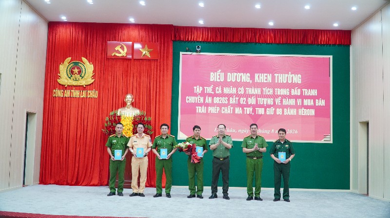 Biểu dương tập thể, cá nhân trong chuyên án bắt 2 đối tượng thu giữ 8 bánh heroin