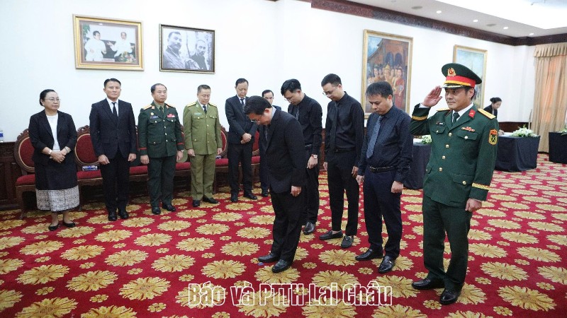 Đoàn đại biểu tỉnh Lai Châu viếng Chủ tịch Quốc hội Lào Xaysomphone Phomvihane