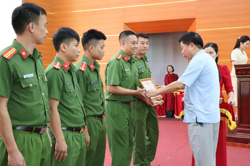 3 tập thể, 27 cá nhân được khen thưởng trong phong trào "Toàn dân bảo vệ an ninh Tổ quốc"