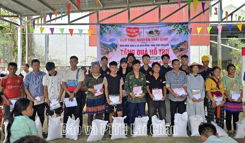 Trao tặng quà cho các hộ nghèo và học sinh có hoàn cảnh khó khăn tại bản Tả Cu Tỷ