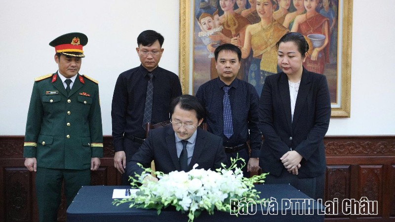 Đoàn đại biểu tỉnh Lai Châu viếng Chủ tịch Quốc hội Lào Saysomphone Phomvihane