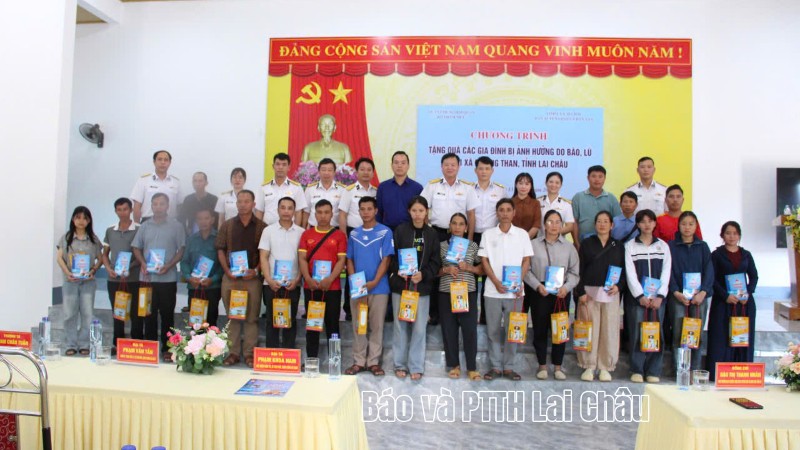 Bộ Tham mưu Hải quân thăm hỏi, tặng quà nhân dân xã Mường Than