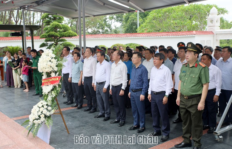 Đoàn công tác của tỉnh Lai Châu dâng hương tại Khu di tích quốc gia đặc biệt Ngã ba Đồng Lộc, tỉnh Hà Tĩnh