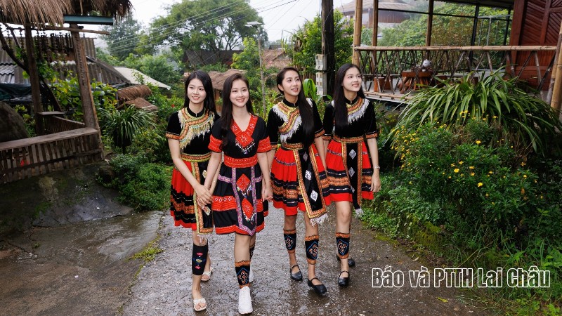 Khám phá bản du lịch Lao Chải cùng Hoa hậu Việt Nam Hà Trúc Linh