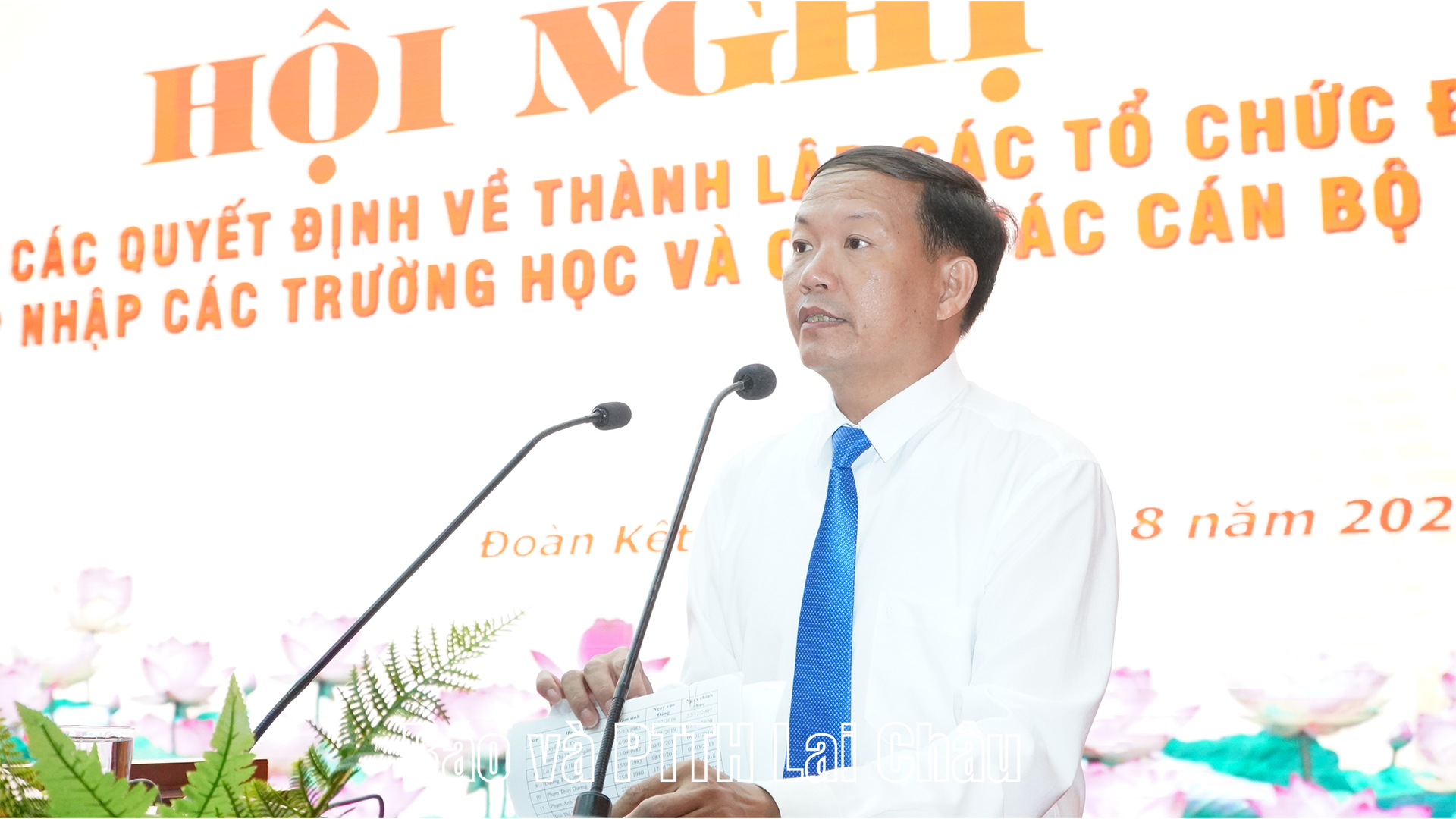 Ông Nguyễn Tiến Dũng – Trưởng Ban Xây dựng Đảng công bố các quyết định về việc sắp xếp, tổ chức lại các đơn vị trường học trên địa bàn
