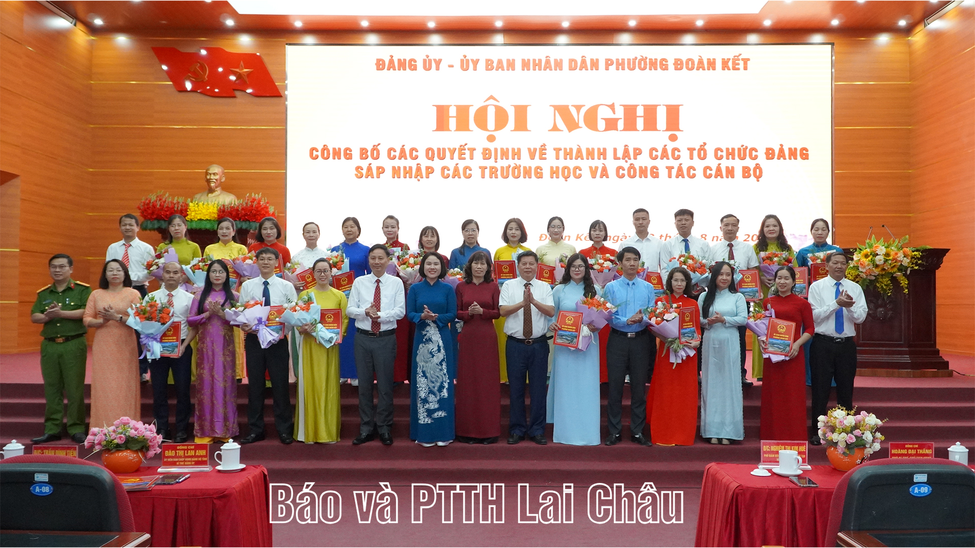 trao quyết định cho các đồng chí Bí thư, Phó Bí thư đảng bộ , các đồng chí Ban giám hiệu