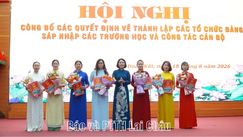 Phường Đoàn Kết: Công bố các quyết định về sắp xếp trường học, tổ chức đảng và công tác cán bộ