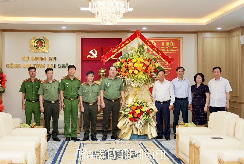 Bí thư Tỉnh uỷ Lê Minh Ngân thăm, chúc mừng Công an tỉnh nhân Ngày truyền thống công an nhân dân