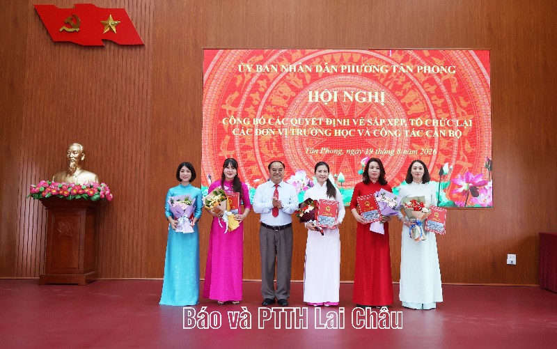 Công bố các quyết định về sắp xếp, tổ chức lại các đơn vị trường học và công tác cán bộ