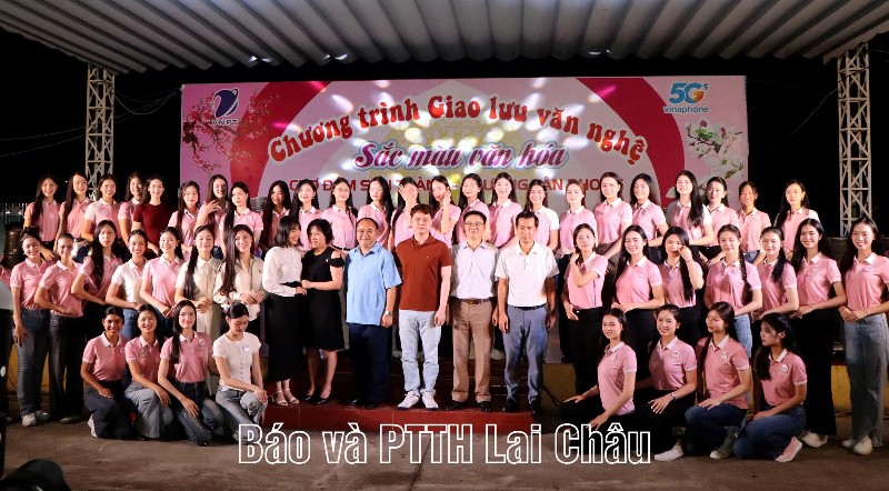 Thí sinh tham dự cuộc thi Hoa hậu Việt Nam 2026 trải nghiệm văn hóa Lai Châu tại chợ đêm San Thàng