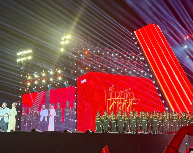 Concert 'Tổ quốc trong tim': Mang ấn tượng mạnh mẽ và xúc động tới hơn 50.000 khán giả