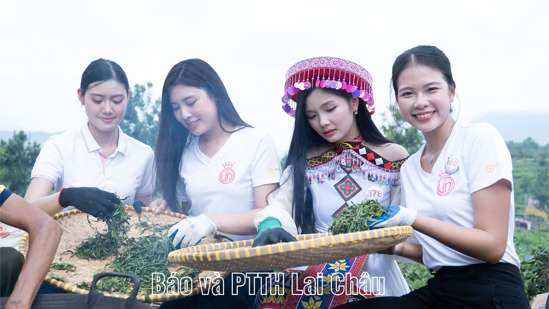 Các thí sinh trải nghiệm sao chè thủ công