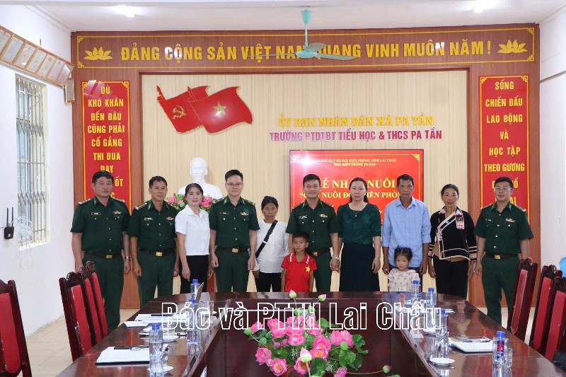 Lễ đón nhận “Con nuôi đồn biên phòng”