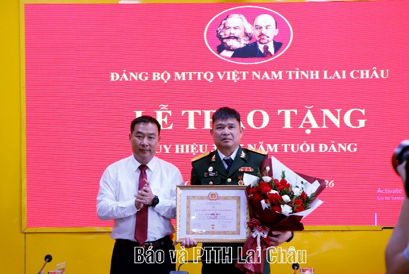 Lễ trao tặng Huy hiệu 30 năm, 35 năm tuổi Đảng