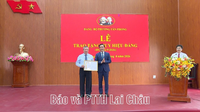 Phường Tân Phong trao tặng Huy hiệu Đảng dịp Quốc khánh 2/9