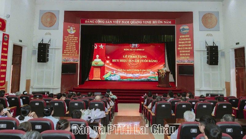Bình Lư trao tặng Huy hiệu 35 tuổi Đảng cho 18 đảng viên dịp Quốc khánh 2/9