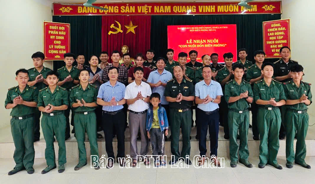 Cấp ủy chính quyền địa phương, nhà trường, gia đình và cán bộ, chiễn sĩ Đồn Biên phòng Mù Cả chụp ảnh lưu niệm