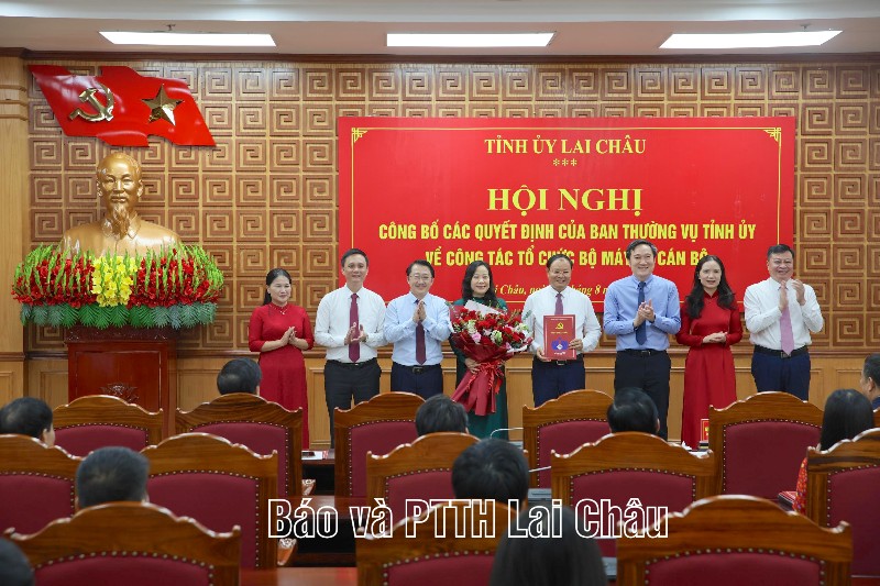 Hội nghị công bố các quyết định của Ban Thường vụ Tỉnh uỷ về công tác tổ chức bộ máy và cán bộ