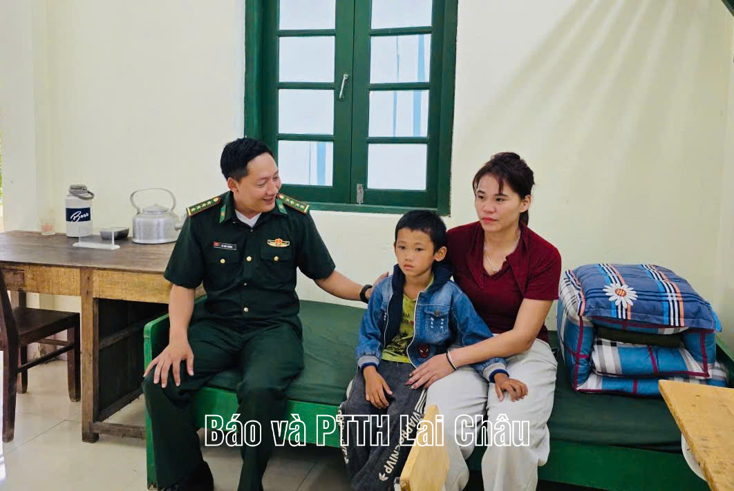 Cán bộ Đồn Biên phòng Mù Cả thân tình tham hỏi gia đình được nhận nuôi