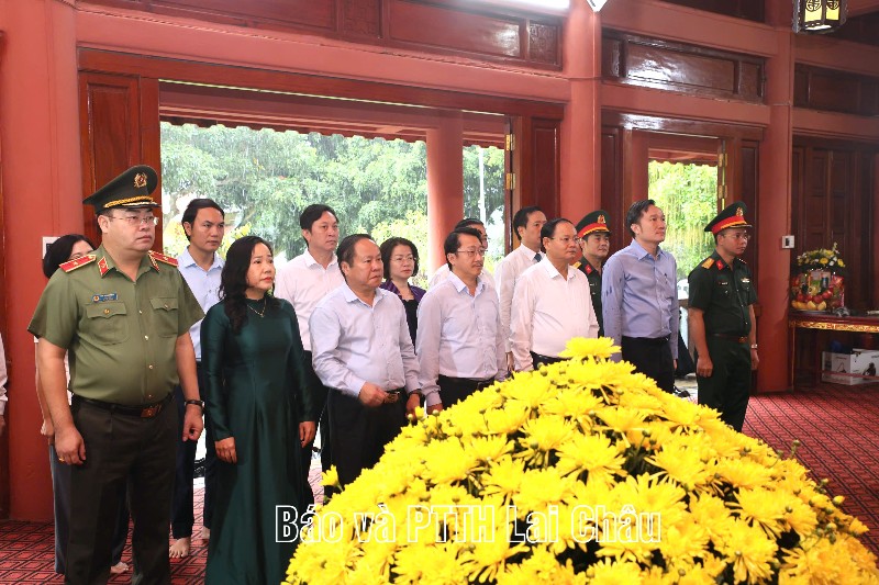 Đoàn đại biểu tỉnh Lai Châu viếng Nghĩa trang Liệt sĩ tỉnh, dâng hoa Tượng đài Bác Hồ 