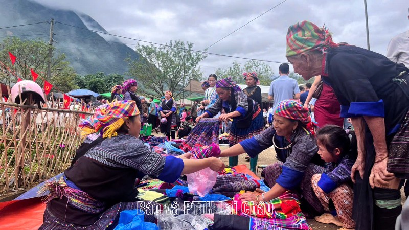 Rộn ràng chợ phiên Tà Mung chào mừng Tết Độc lập