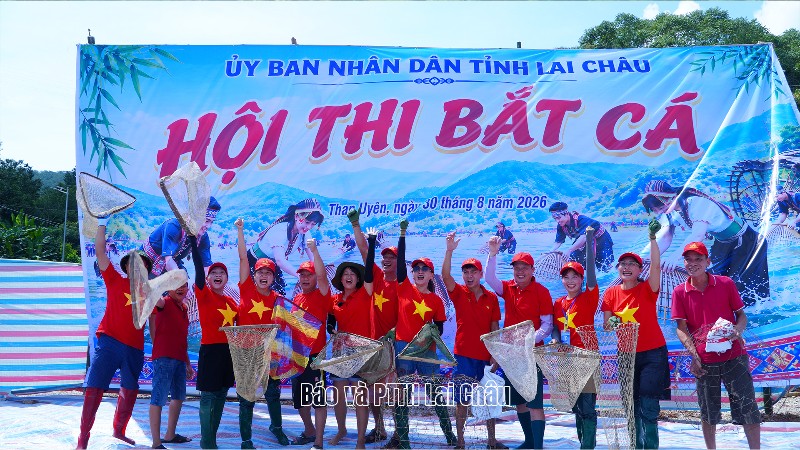 Sôi nổi Hội thi bắt cá trong Tết Độc lập ở Than Uyên