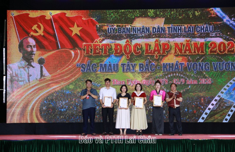 Trao giải Cuộc thi “Thiết kế sản phẩm lưu niệm và quà tặng du lịch Than Uyên”, cuộc thi “Truyền thông Tết độc lập và Du lịch Than Uyên”